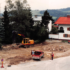 Abriss des Bauernhaus *Unterer Metzger* auch Gollner und Klinglerhaus, jetzt Bank Austria