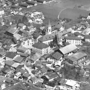 Wörgl von oben, gegenüber der Pfarrkirche das Haus Gollner