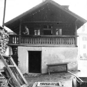 Links Stall und rechts Waschhaus des Stolzengutes, heute Ärztehaus