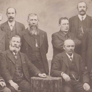 Wohlfahrtsausschuss während des 1. Weltkrieges, sitzend v.li., Cernj, BM Hörhager, Jos. Perathoner, Jos. Stelzhammer. Stehend v.li. Sparrer K., Stricker H., Joh. Fankhauser, J. Seisl, Pf. Niedermoser, J. Gruber, J. Gollner, S. Esterhammer  