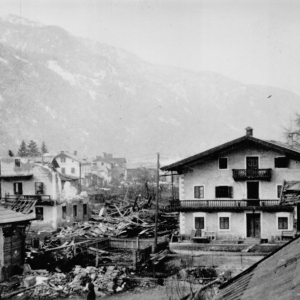 In der Mitte der abgebrannte, zerbombte Schwarzenberger, rechts Schopperbauer, links GH Lamm