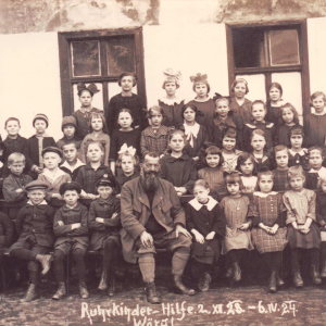 Aufstellung bei der Feldmesse. Vorne die Abordnung der Kaiserjäger in der alten Uniform, dahinter das Radfahrbattaillon Hall am 13.05.1928