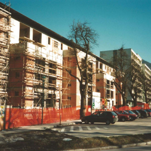 Vorne ein Wohnungsbau, dahinter das Betagtenheim