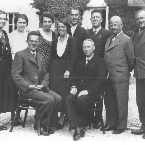 Stehend v.l. Dr. Charlotte Hartl, Anna Eberhart, Marianne Schluifer, Hedwig Weingartner, Ernst Ascher, Walter März, Hugo Junker, Franz Weber, sitzend v. l. Schulrat Direktor Hans Stricker, Schulinspektor Peggerrne l. Schulrat Hans Stricker