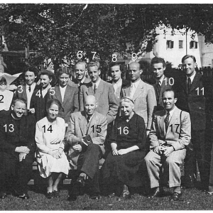 v.l. 1. Hans Prugg, 5. Inge Valentinotti, 7. Hans Kehrer, 8. Trude Danek, 9. Georg Gaim, 11. Josef Manzl, 13. Mayrhofer Heinrich Kooperator, 15. Dir. Johann Federer, 16. Olga Häupl, 17 Alois Notdurfter
