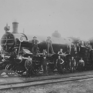 1905, Lokführer Unterguggenberger mit dem großen Schraubenschlüssel, 2 v.l. oben auf der Schnellzug-Dampflokomotive der kkStB-Reihe 110.