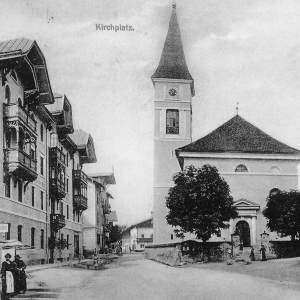 ca. 1909, früher Kirchplatz, jetzt Andreas Hofer Platz, li. Gasthof Alte Post, re. Gasthof Neue Post