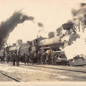 Die Lok der kkStB-Reihe 80 wurde bis 1909 gebaut, sie war eine leistungsstarke Lok für den Güterverkehr ca. 1911. Bahnhof könnte Fieberbrunn sein