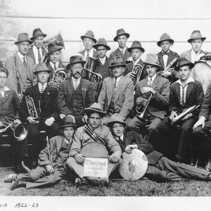 Jugend Musik 1921, stehend von links, Jäger Karl, Klingler Ernst, Weißbacher Johann, Rainer Franz, Strobl Josef, Schwaiger Fritz, Brandauer Johann, Wieser Georg, Lenk Johann, Höfle Karl, Wageneder Josef, sitzend hinten, Unterguggenberger Johann, Walch Johann, Stranger Johann, Unterguggenberger Michael, Sommer Heinrich, Scharnagl Otto, Weißbacher Gottlieb, vorne sitzend: Strobl Ferdinad, Höfle Josef, Auer Josef