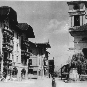 ca. 1909, früher Kirchplatz, jetzt Andreas Hofer Platz, li. Gasthof Alte Post