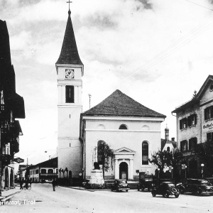 ca. 1909, früher Kirchplatz, jetzt Andreas Hofer Platz, li. Gasthof Alte Post, re. Gasthof Neue Post