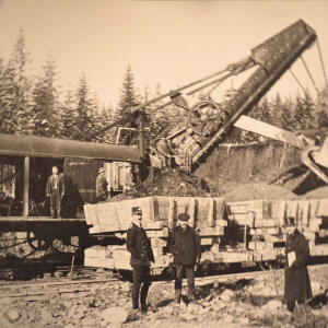 Gleislegung 2. Gleis. Seit 1890 ist die Strecke Wörgl – Innsbruck, seit 1914 die Strecke Wörgl – Zell am See – Salzburg und seit 1939 die Strecke Wörgl – Kufstein – München durchgehend zweigleisig 