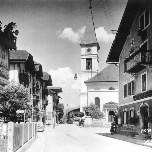 Früher Kirchplatz, jetzt Andreas Hofer Platz, re. Gasthof Volland, li. Garten von Fa. Gollner, dahinter GH Alte Post, 