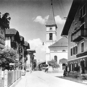 Früher Kirchplatz, jetzt Andreas Hofer Platz, re. Gasthof Volland, li. Garten von Fa. Gollner, dahinter GH Alte Post, 