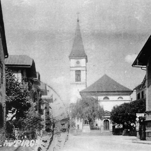 Früher Kirchplatz, jetzt Andreas Hofer Platz, re. Gasthof Volland und Pfarre, li. Fa. Gollner, dahinter GH Alte Post