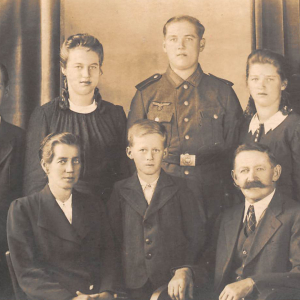 Ehepaar Maria und Johann Sollerer, 1943, in der Mitte vorne Vater Franz Sollerer sen., hinten v. l. Josef, Anna, Hans gefallen 1944, Resi, Midi