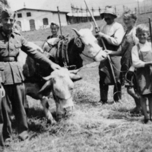 Familie Sollerer unter der Bahn, nebenan das Heizhaus, 1943