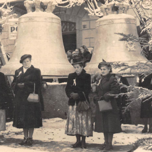 Sollerer Moidl (Maria), zweite von rechts als Glockenpatin, Gefallenen-Mutter, der Krieger-Glocke