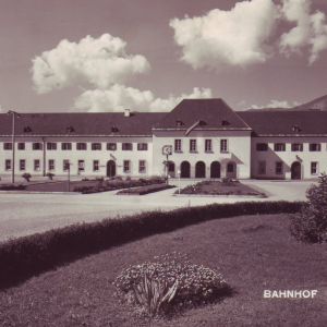 Bahnhof Wörgl nach Fertigstellung um 1951, schon mit charakteristischer Würfeluhr