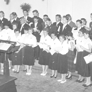 1959, Concorso Polifonico di Arezzo, 5. Platz, mit dem Chor der Musikfreunde, der Vorgänger des Tiroler Mottenchors, v. l. vorne 1. Lisl Karner, 6. Schober, 9. Hertha Schwöllenbach, 12. Emma Buratti, 1. Reihe Männer, v.r. 5. Friedl Madersbacher, 6. Kooperator Josef Egger, dahinter Pepi Greiderer