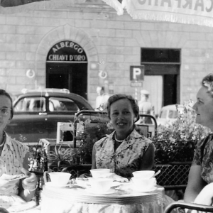 1959, Beim Frühschoppen in Italien, v.l.1. Emma Buratti, 2. Hilda Pichler 3. Prof. Olga Hoffmann