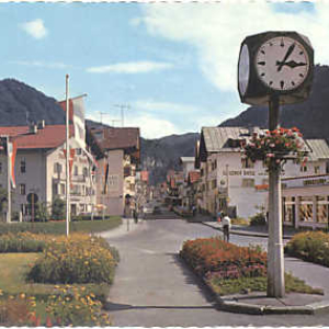 Bahnhofplatz und -straße mit charakteristischer Würfeluhr um 1960