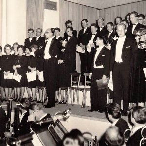 1961, am 11. November das Mozart Requiem im Astnersaal mit dem Symphonieorchester IBK, Leitung M.O. Dr. Robert Wagner, vorne v. r. 4. Solist Mielsch, v. l. 9. Maria Knoll, Männer v. l. 1. Armin Gruber, 3. Martin Anker