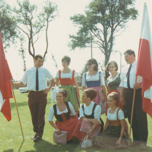 Billingham in England, 1967, stehend v. l. Pepi Hermann, Sybille Gruber, Gisela Knoll, Hertha Schwöllenbach, Friedl Senfter, vorne v. r. Rosi Söllradl, Angelika Walena, Maria-Luise Erlacher