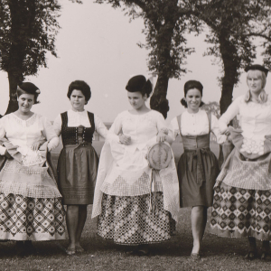 Mit Mädels aus Gran Canaria 1967 in Billingham Tracht getauscht. v.l. 1, Rosi Hermann, 2. Angelika Walena, 3. Mädel aus Gran Canaria, 4. Maria Luise Werlberger, 5. Mädel aus Gran Canaria, 