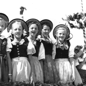 Haselsteinerchor bei der Stadterhebung 1951, 2.v.l. Pichler Hannelore, 4.v.l. Schmid Christl, 1.v.r. Neuschmied Waltraud