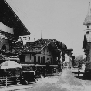 Ca. 1943 Brücke über den Wörgler Bach, Beginn der Innsbrucker Straße, Gasthof und Metzgerei Waltl - Aufinger, Bäckerei Mitterer, Gasthof Alte Post, Haus des Alois Mayr, Kirchturm, Gasthof Volland, Geschäft Franz Danek