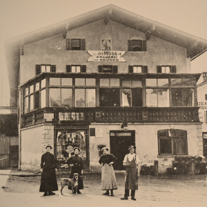 Gasthaus und Krämerei zum Neuner, dahinter Schlosserei und Schmiede Krimbacher