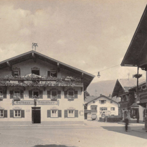 Der Raikaplatz hieß damals noch Marktplatz. Das alte Gasthaus Schachtner wurde nach einem Bombentreffer neu und höher aufgebaut. Im Hintergrund das alte Kaminkehrer-Anker-Haus an dessen Stelle sich das Sporthaus Avanzini befand.