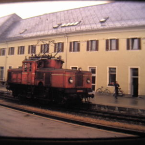 Verschublok der Reihe 1061 im Bf Wörgl vor der Fahrdienstleitung