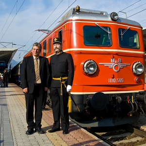 Bürgermeister Arno Abler und Festpräsident Dr. Arthur Pohl vor der Jubiläumslok