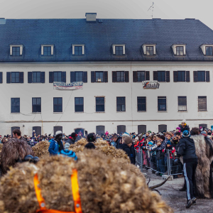 Perchtentreffen hinter der alten Post am Bahnhof