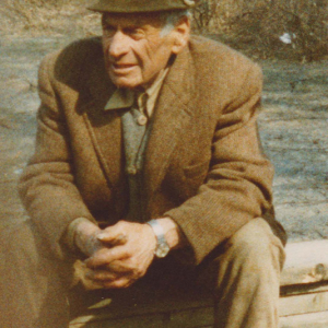 Sepp Laiminger in Gedanken bei seiner eingestellten Innfähre ca. 1980