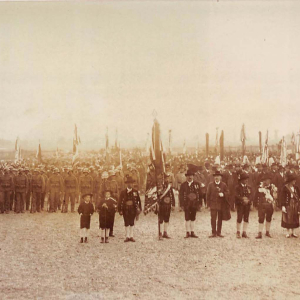 Aufstellung bei der Feldmesse am neuem Sportplatz, r.v. Schützenkompanie Kufstein, li. Radfahrbattaillon Hall am 15.05.1928