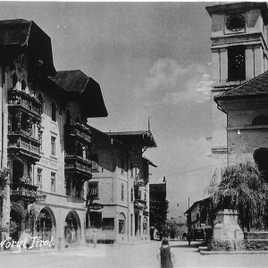 Kirchplatz mit Pfarrkirche, Gasthof Astner, ca. 1923