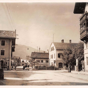 Kirchplatz, Denkmal von 1809, li. GH Volland, re. GH Alte Post, Gollner und Mitterer