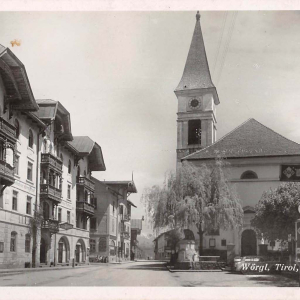 Kirchplatz mit GH Alte Post und Pfarrkirche und GH Neue Post rechts