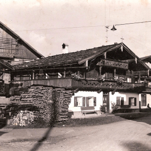 Friedhofstraße 2 und 4, Adamweber- und Blasingbauer, dahinter Gradlstall, ca. 1920