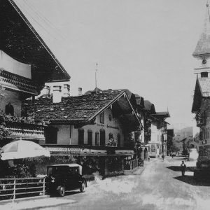 Ca. 1930 Brücke über den Wörgler Bach, Beginn der Innsbrucker Straße, Gasthof und Metzgerei Waltl - Aufinger, Bäckerei Mitterer, Gasthof Alte Post, Haus des Alois Mayr, Kirchturm, Gasthof Volland, Geschäft Franz Danek