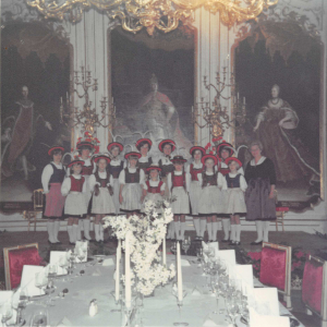 Haselsteinerchor tritt für Königin Elisabeth in der Innsbrucker Hofburg an, v.l. nach r. 1. Schwöllenbach Herta, 5. Jochum Christine, die ein englisches Gedicht vortrug, hinten 4. Wimpissinger Gerda