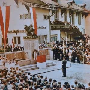 Denkmal für die Verstorbenen der beiden Weltkriege. Auf dem gebäumten Streitross sitzt der hl. Ritter Georg. Hier noch vor der Molkereigenossenschaft