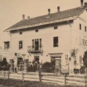 ca. 1920, Kaufhaus Stelzhammer mit Tankmöglichkeit in Wörgl, gegenüber dem heutigen M4