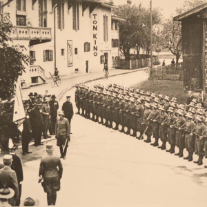 Denkmal für die Verstorbenen der beiden Weltkriege. Auf dem gebäumten Streitross sitzt der hl. Ritter Georg. Hier noch vor der Molkereigenossenschaft