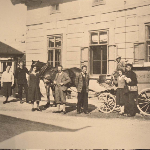 Poststation Wörgl dahinter Kiosk