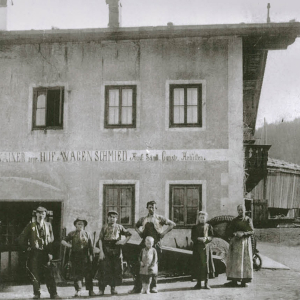 Ca. 1920, Huf und Wagenschmied, M. Kainer und Hammerschmiedbauer, Clemens-Payr-Straße 18 u 20