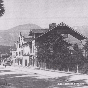 Garten der Zott-Villa in der Bahnhofstraße mit Photograph Haselberger, dahinter Weinhandlung Janes und Wörglerhof